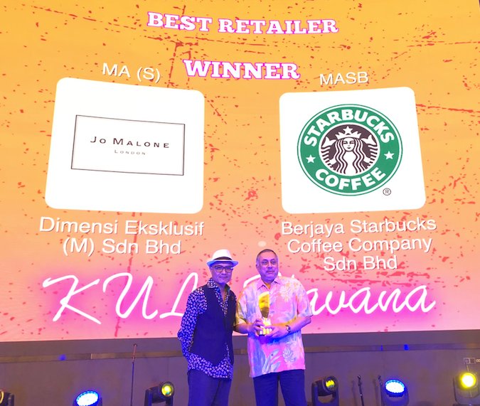 Dimensi Eksklusif Managing Director Zainul Azman (right) accepts the Best Retailer Award for KLIA/klia2 (one of three for his company) from Malaysia Airports Senior General Manager Commercial Services Division Mohammad Nazli Abdul Aziz. Guests were encouraged to dress ‘Havana style’ for the night.