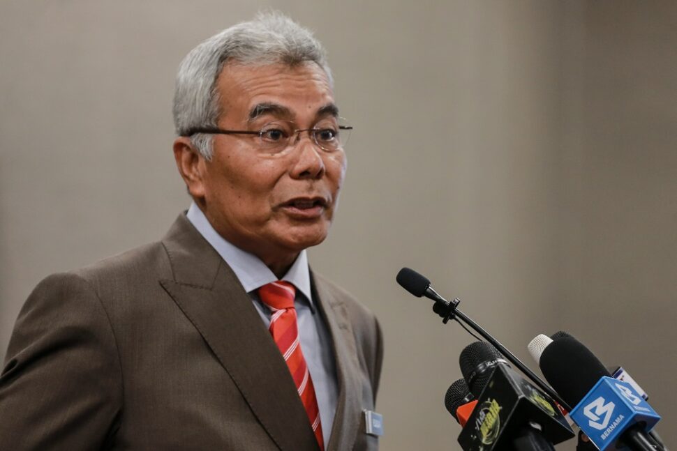 Datuk Seri Mohd Redzuan Md Yusof said the use of the application would also speed up the entry process of those who had previously filled in the form manually. — Picture by Ahmad Zamzahuri