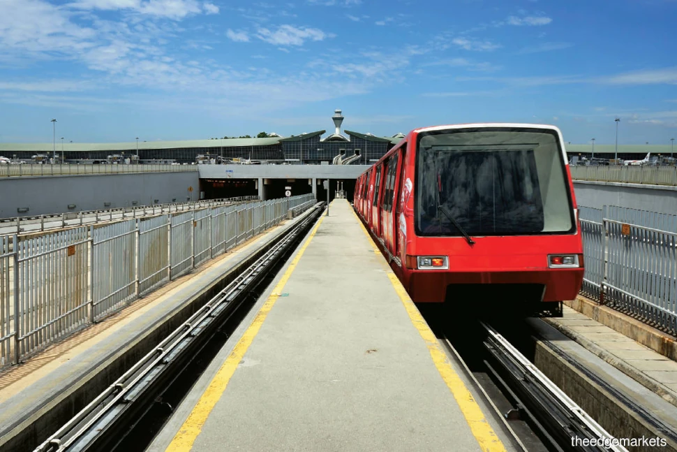 The current aerotrain, which uses self-propelled technology, was put to work in 1998 and underwent an upgrade in 2011