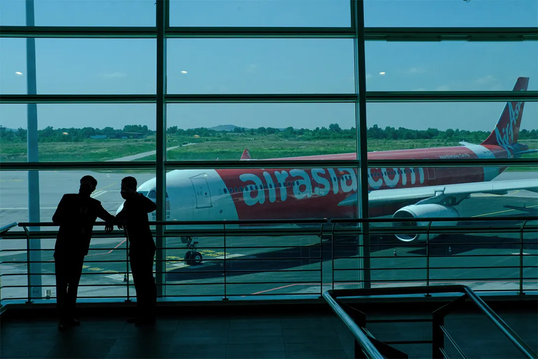 AirAsia staff silhouetted in front of an aircraft at Kuala Lumpur International Airport.Photographer: Samsul Said/Bloomberg