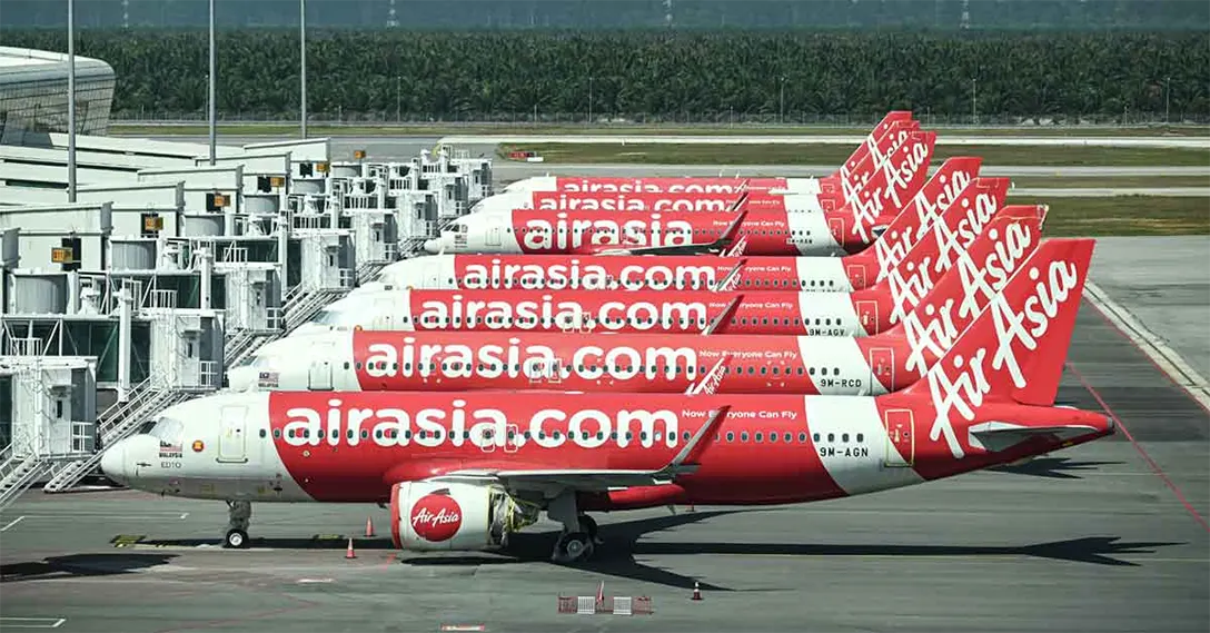 AirAsia aircraft are pictured on the tarmac at Kuala Lumpur International Airport 2 (KLIA 2), as Malaysia reopened its borders for travellers fully vaccinated against the COVID-19 coronavirus, in Sepang on 1 April, 2022. (AFP Photo)