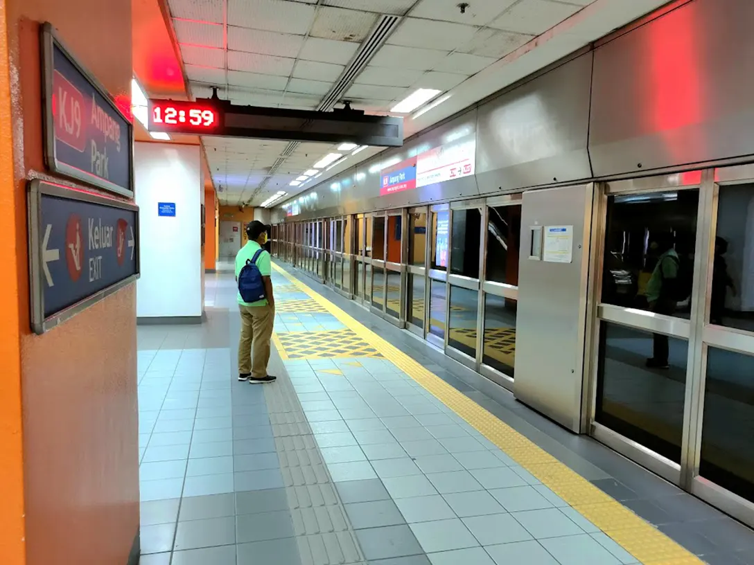 Boarding platforms at Ampang Park LRT station