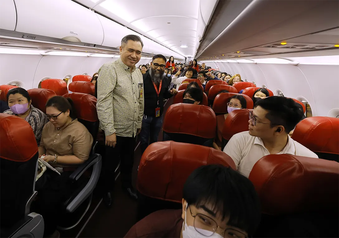 Loke speaks with passengers after attending the launch of AirAsia’s special additional flights in conjunction with Chinese New Year at KLIA2 in Sepang on Jan 19, 2023. — Bernama photo