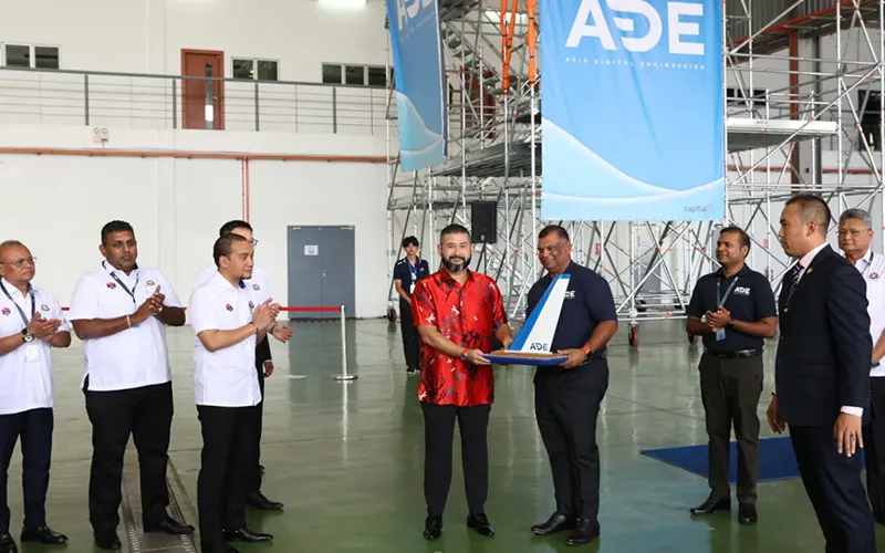Crown Prince of Johor Tunku Ismail Sultan Ibrahim receiving a memento made from a repurposed aircraft part from Capital A CEO Tony Fernandes.
