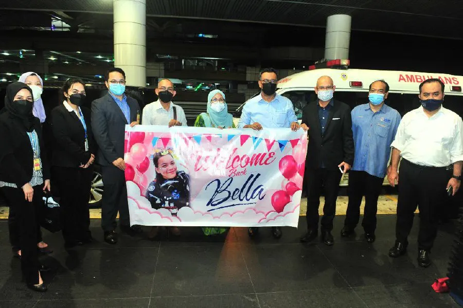 Haim Hilman said the plane carrying Nur Nabilah, 25, from Alor Setar, landed at the Kuala Lumpur International Airport (KLIA) at 8 pm. - Pic courtesy of UUM