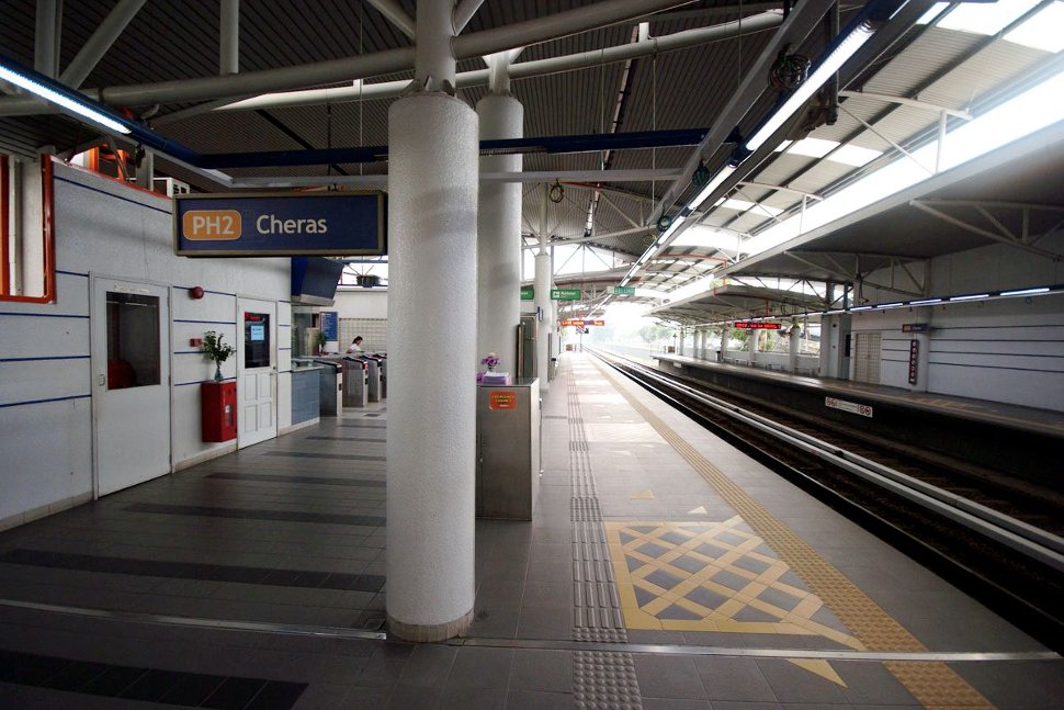 Boarding platform at Cheras LRT station