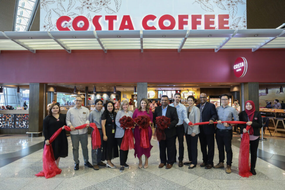 As Costa Coffee debuts at KLIA, the celebration and ceremony are led by Malaysia Airports General Manager of Commercial Services Hani Ezra Hussin (centre), Costa Coffee Food and Beverage Manager Emerging Markets (Africa, SEA, South Pacific) Joanne Richardson (fifth left) and HMSHost International Country Manager Sachi Subramaniam (sixth right)