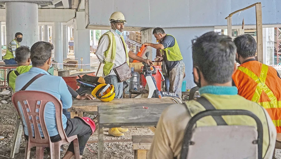 Govt tightens SOPs for foreign workers’ entry on Omicron