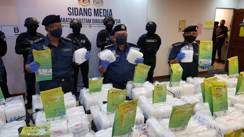 Customs director-general Datuk Seri Abdul Latif Abdul Kadir (middle) and his officers showing the methamphetamie seized at the KLIA on Aug 31.