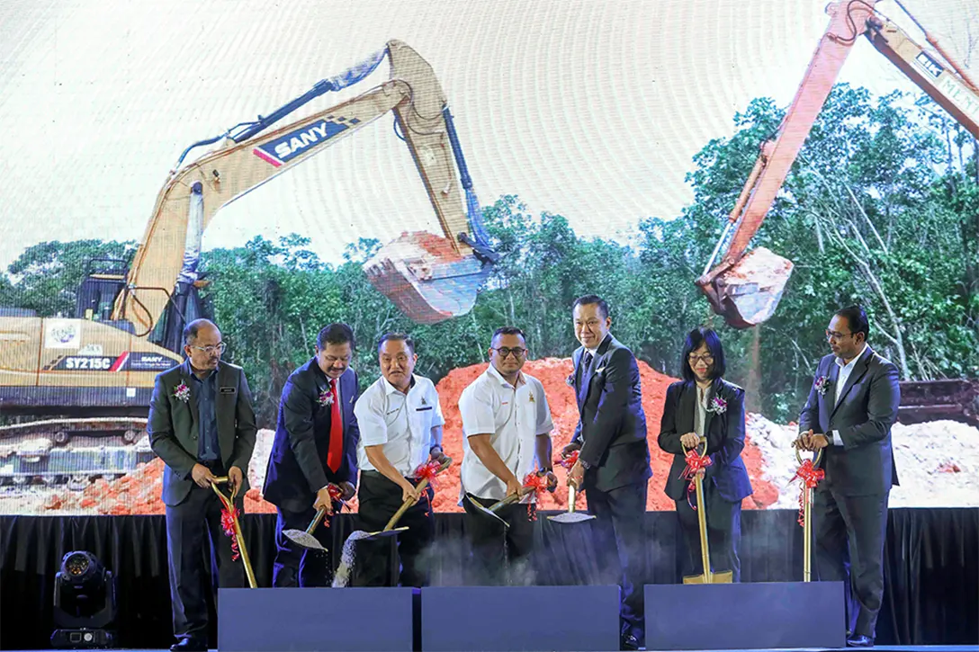 Amirudin (centre) with Yap (third from left) and Selangor State Legislative Assembly Speaker Ng Suee Lim (third from left) during the groundbreaking gimmick ceremony of the NCT Smart Industrial Park at Movenpick Hotel and Convention Centre, KLIA – pic Muhd Amin Naharul