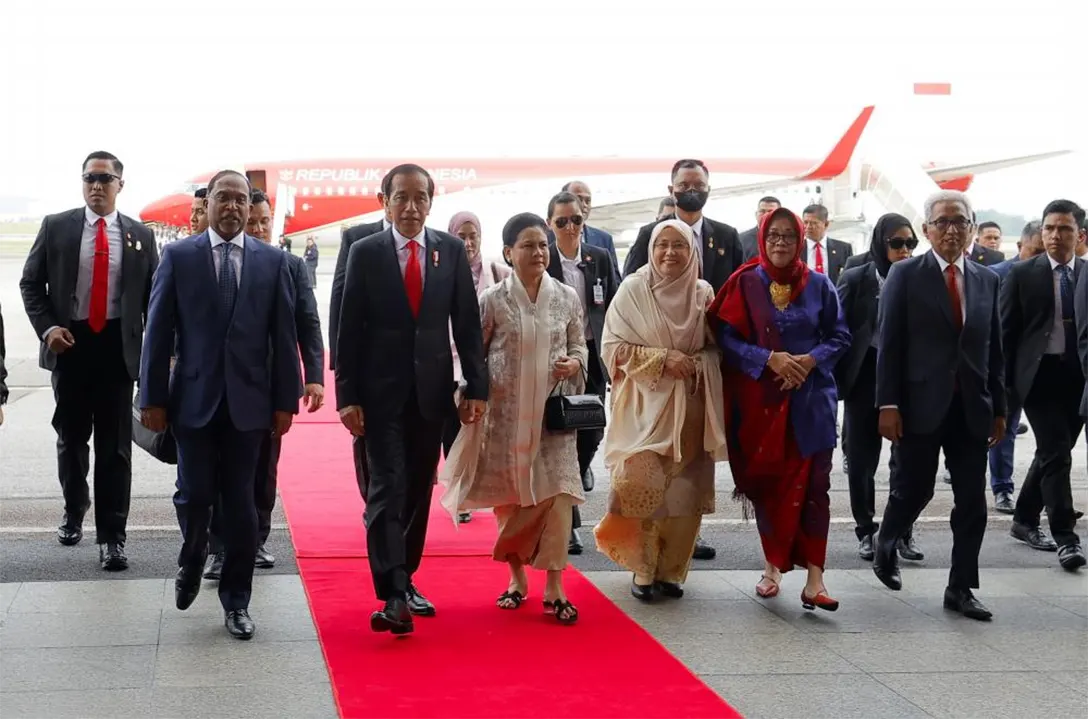 The President of Indonesia Joko Widodo and spouse Iriana Joko Widodo and delegation arriving at the Bunga Raya Complex of the Kuala Lumpur International Airport (KLIA) today in conjunction with a two-day working visit to Malaysia. - BERNAMAPIX