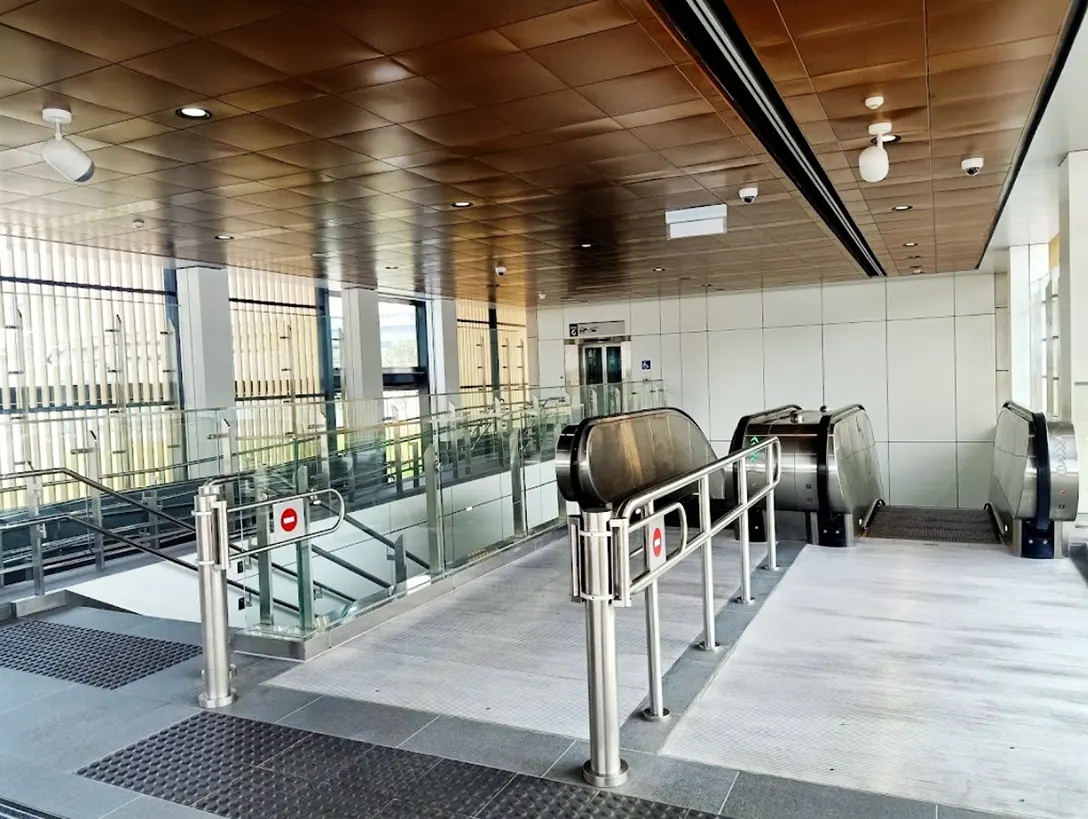 Escalators to go down to the Concourse level