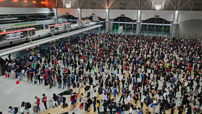 Long lines at the arrival hall for bus passengers at the Bangunan Sultan Iskandar immigration building in Johor Bahru, Malaysia on Oct 21, 2022. (Photo: Facebook/UKK BSI)