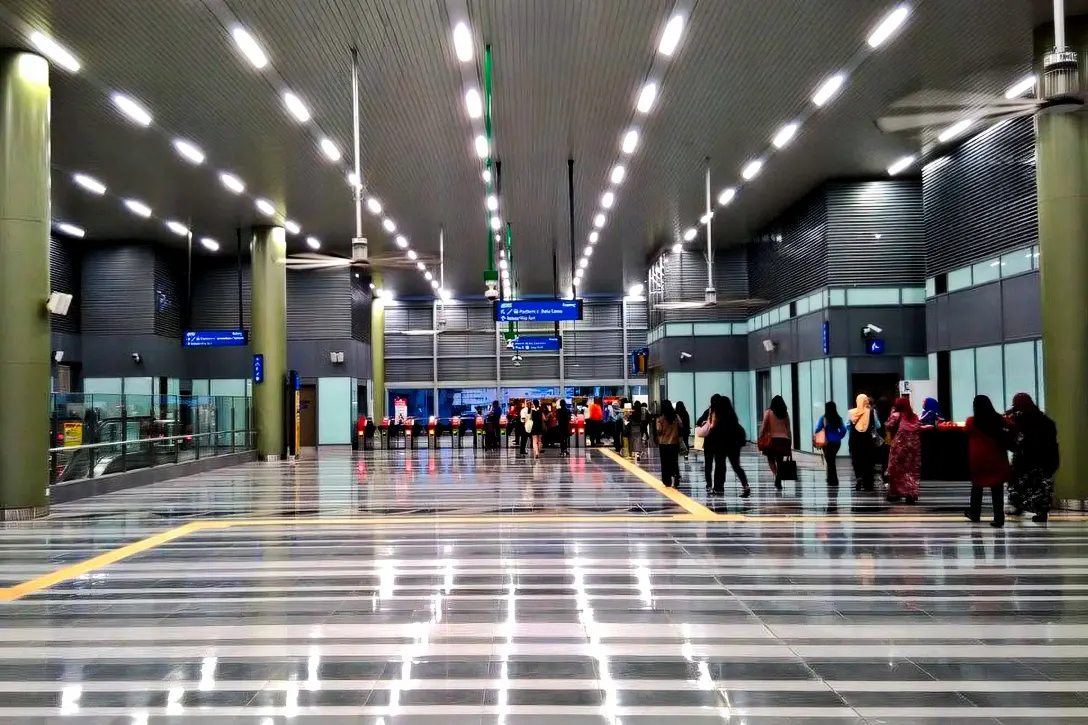 Common concourse to access both the Kajang MRT and KTM Station