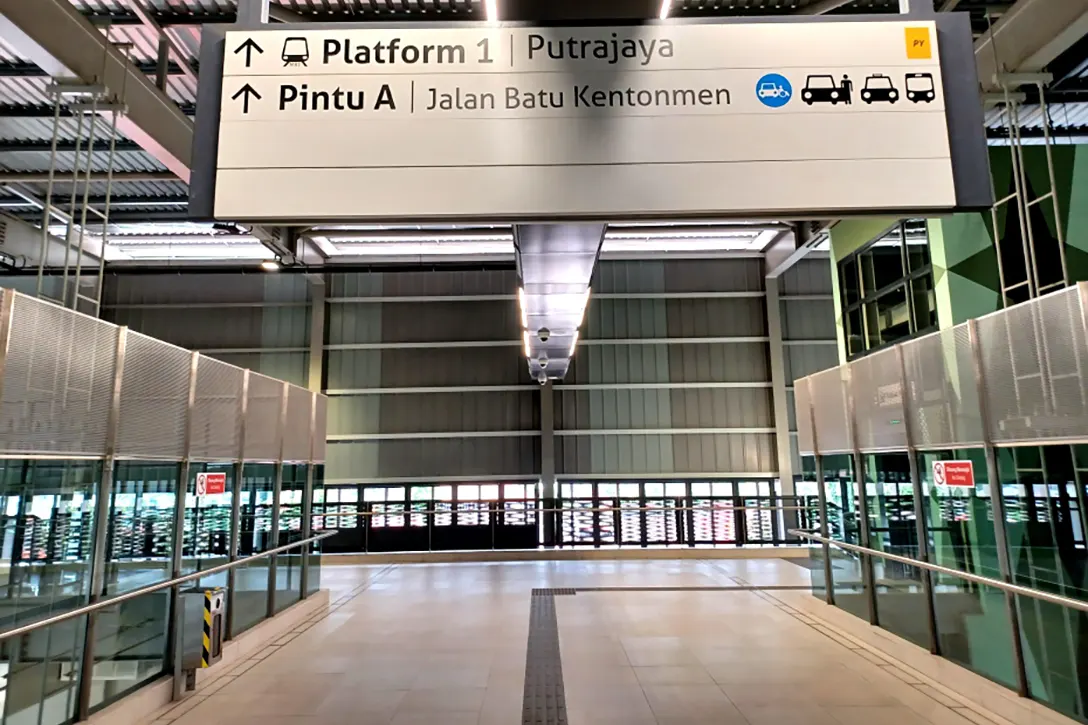 Concourse level at Kentonmen MRT station