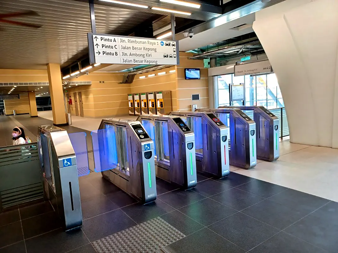 Faregates and ticket vending machines at the Concourse level