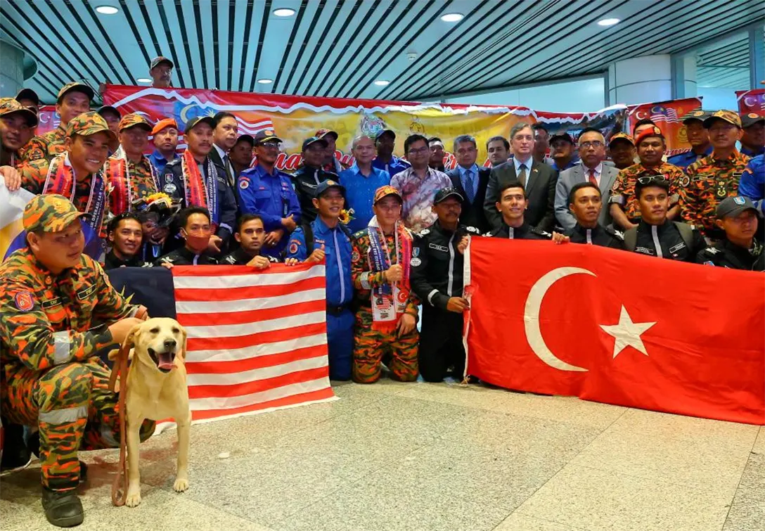 Minister in the Prime Minister’s Department (Sabah, Sarawak Affairs and Special Duties) Datuk Armizan Mohd Ali (centre) poses with members of the Second Group (MAS-10) of the Malaysian Search and Rescue Team (SAR) after welcoming their arrival at Kuala Lumpur International Airport (KLIA) today. BERNAMAPIX