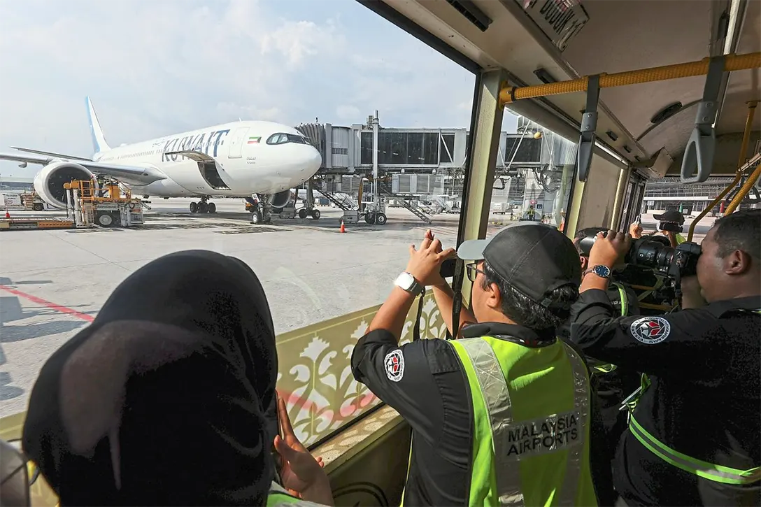 Up close and personal: KLIA is quickly turning into a plane spotter’s paradise as MY Elites and KFAI members get busy with their cameras on the apron. — GLENN GUAN/The Star
