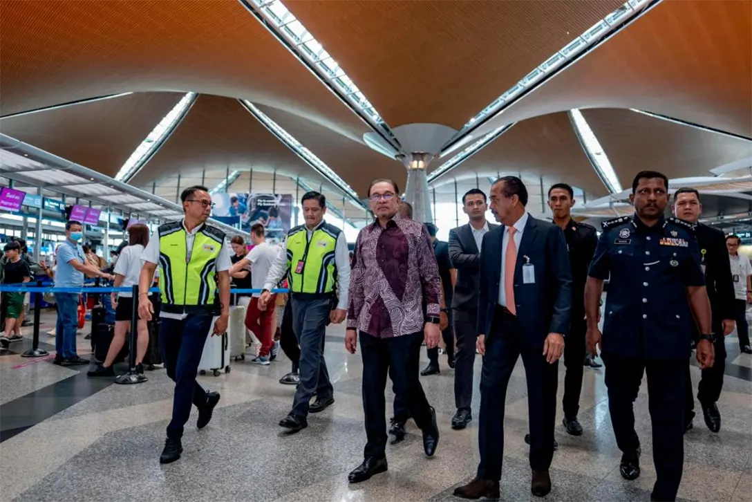 Anwar: Visit to KLIA aims to protect immigration’s integrity