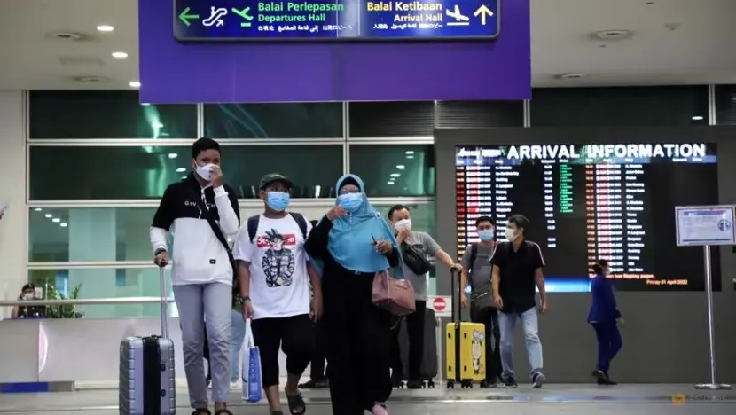 Travellers walk at Kuala Lumpur International Airport 2 (KLIA2) in Malaysia on Apr 1, 2022. (File photo: Reuters/Hasnoor Hussain)