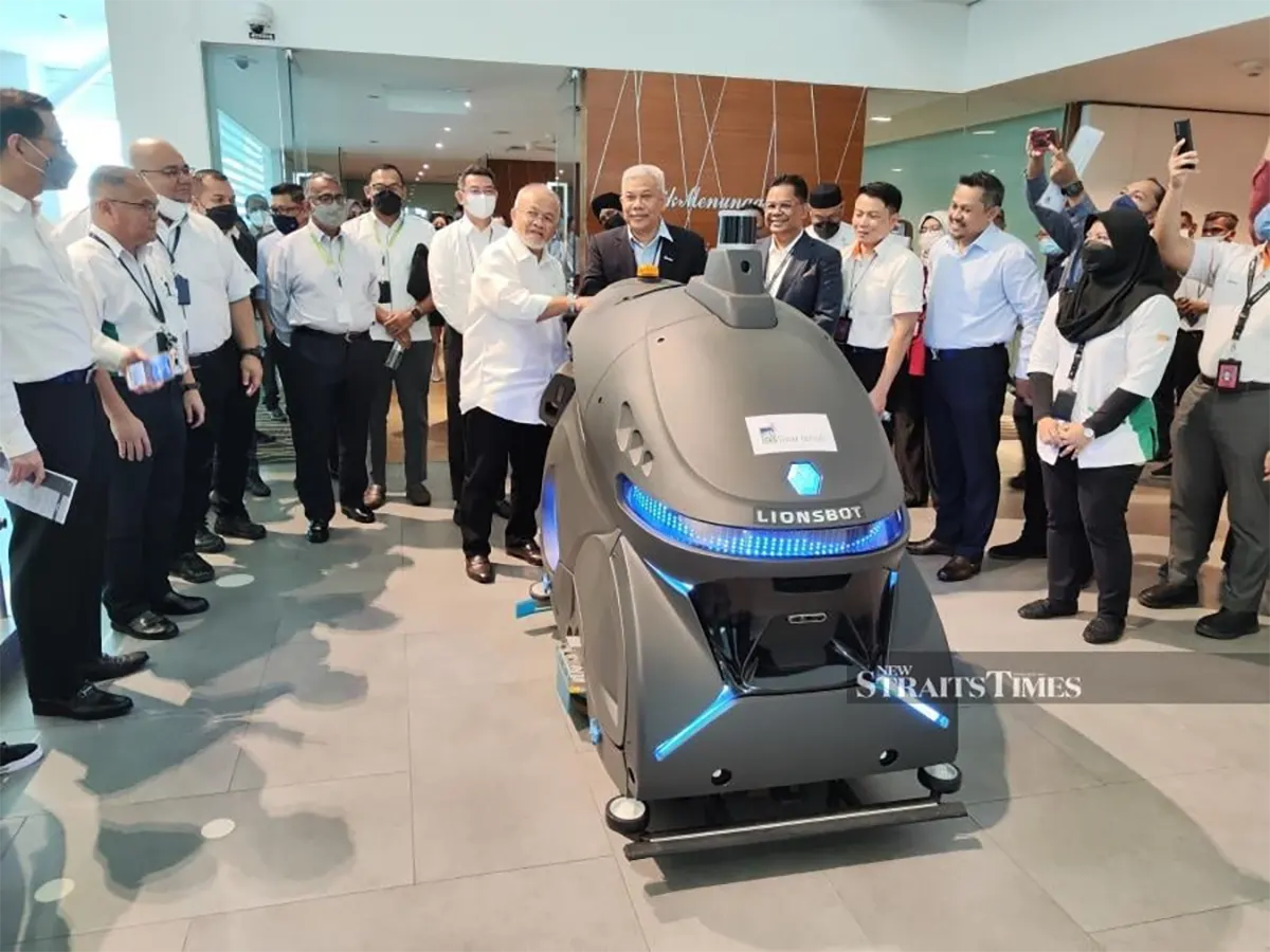(From left) Datuk Mohd Said Osman and Mohd Arif Jaafar at an event to introduce Sinar Jernih’s smart cleaning robot The Rex at the Kuala Lumpur International Airport 2.