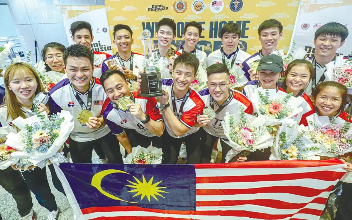 Members of the two teams with their medals upon arrival at KLIA. – AMIRUL SYAFIQ/THESUN
