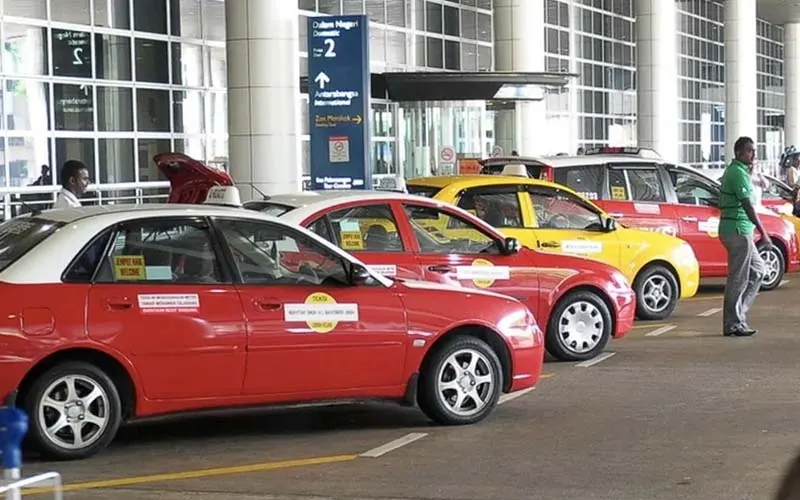 A pickup charge was imposed on taxi and e-hailing drivers at the klia2 terminal on Friday, leading to a backlash. (Bernama pic)