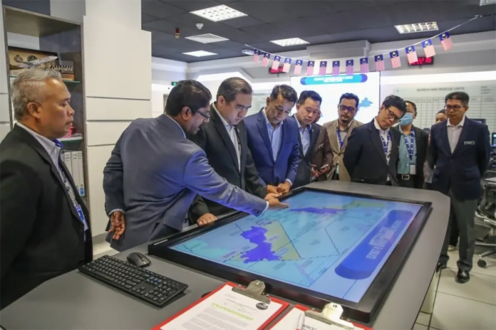 Transport Minister Anthony Loke (third left) during his visits to the Kuala Lumpur Air Traffic Control Centre Complex (KLATCC) in Sepang December 12, 2022. — Picture by Yusof Mat Isa