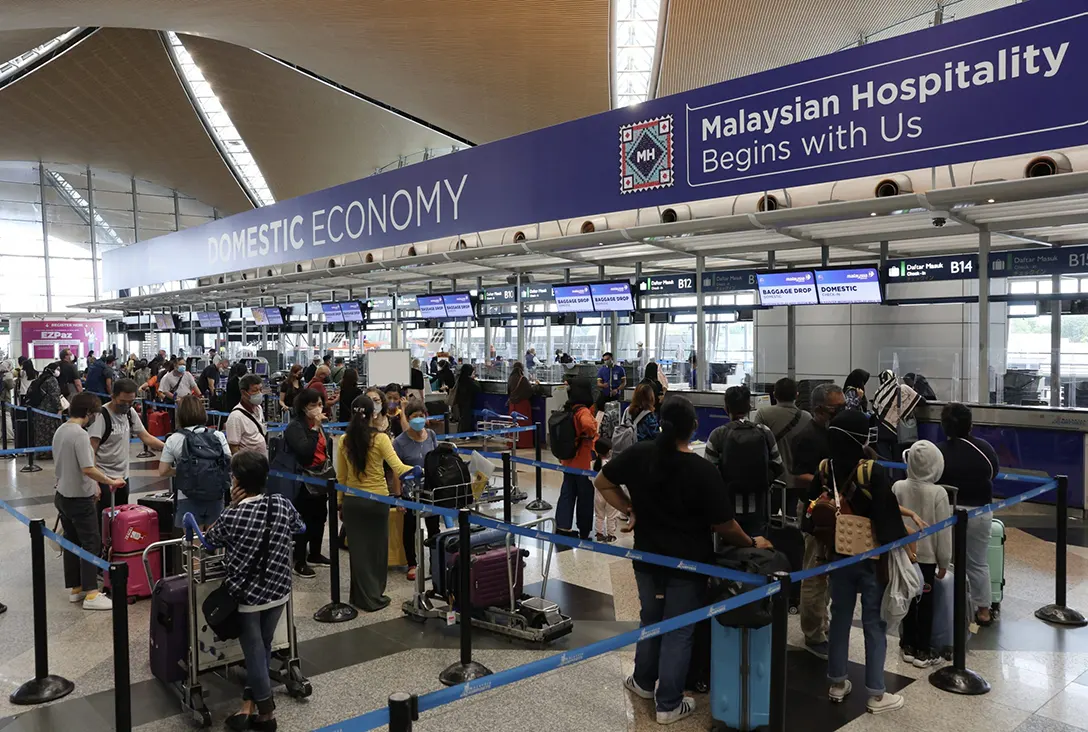 Domestic passengers wait in line at the Kuala Lumpur International Airport (KLIA), November 17, 2022. — Bernama photo