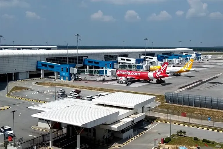 The AirAsia and Scoot flights waiting at the Pier