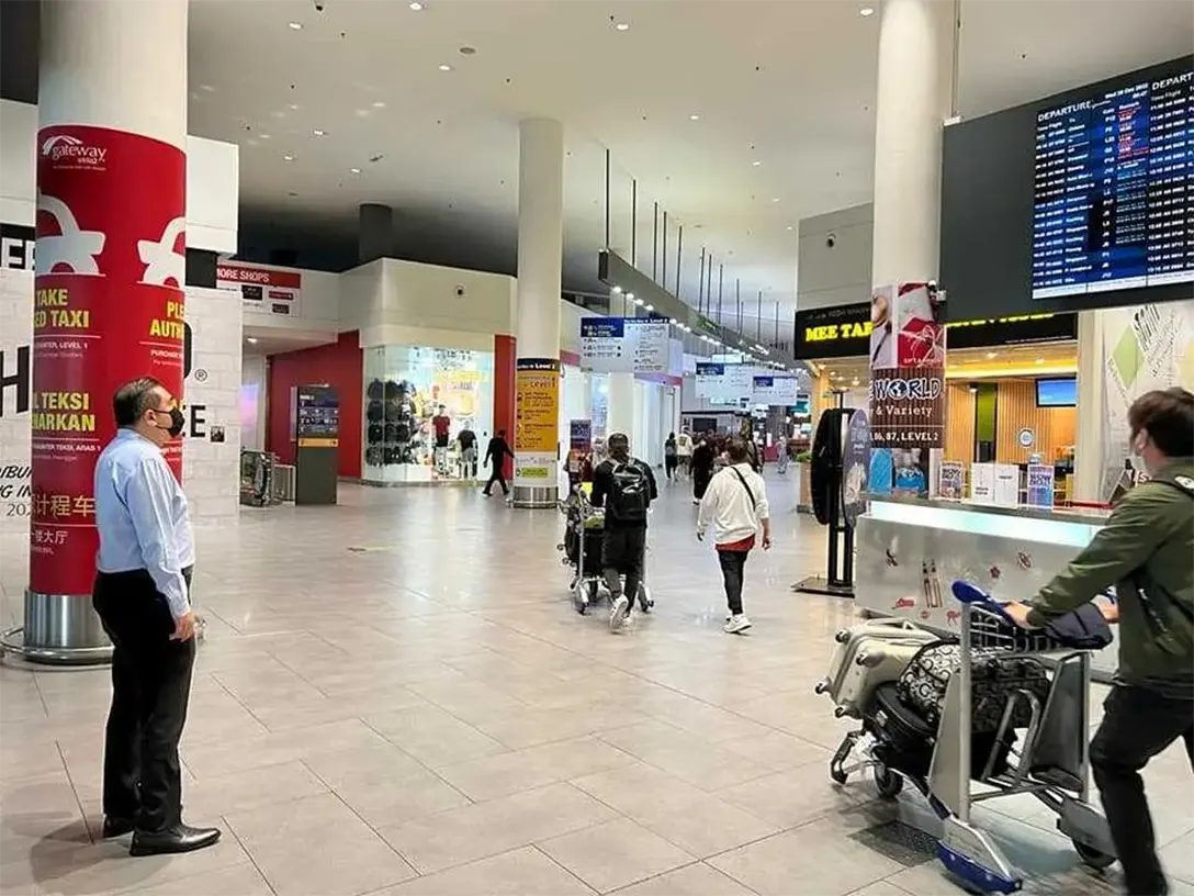 Transport Minister Anthony Loke Siew Fook conducts a surprise check at klia2 after visiting the AirAsia headquarters in Sepang on Dec 28. Photo: Facebook