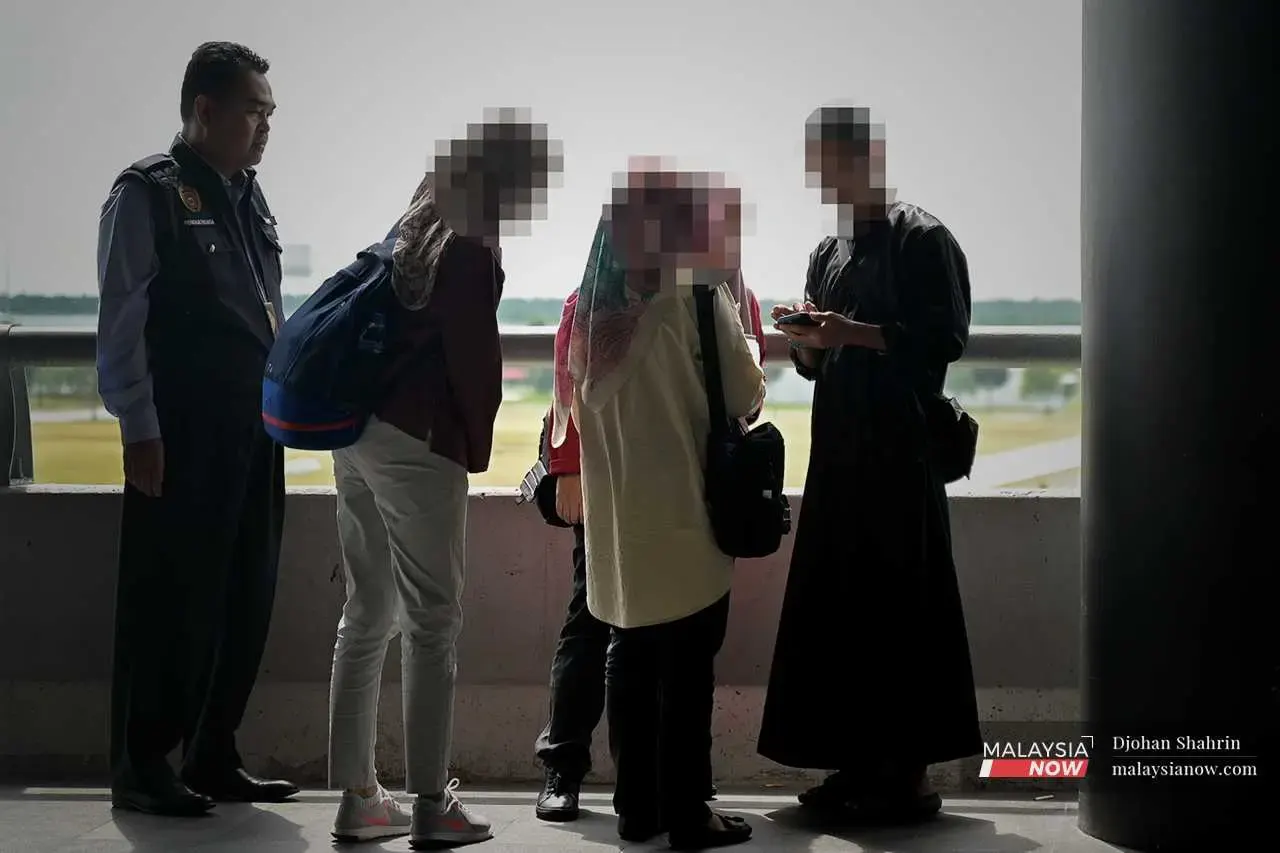 Not far off, another man receives a notice from a plain-clothes officer for smoking outside of the designated smoking area. Those who continue the offence can be fined as much as RM250 although the amount will be reduced to RM150 if paid within a month.