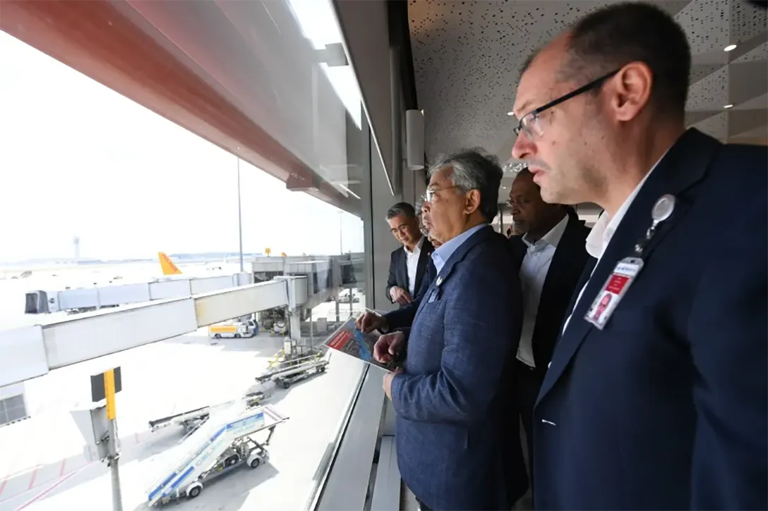 ISTANBUL, 20 Ogos -- Yang di-Pertuan Agong Al-Sultan Abdullah Ri’ayatuddin Al-Mustafa Billah Shah berkenan melawat Lapangan Terbang Sabiha Gokcen Istanbul yang diuruskan oleh Malaysia Airport Holdings Berhad (MAHB) hari ini.