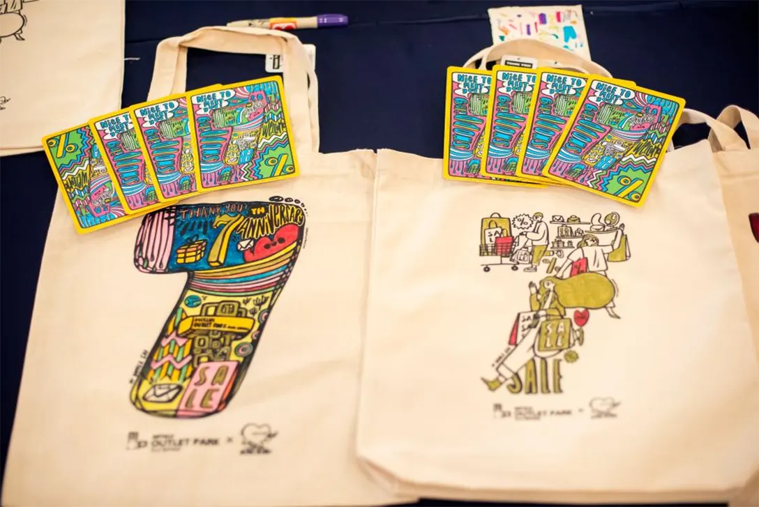 Customers can create and customise a unique 7th Anniversary tote bag for themselves