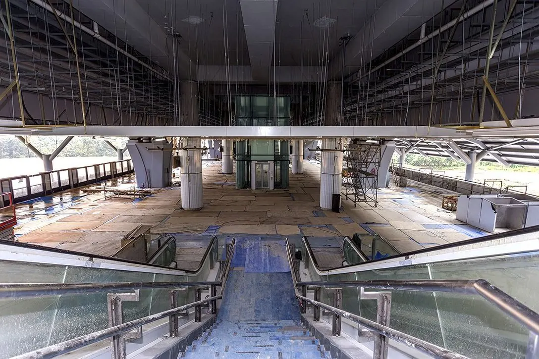 View of the escalators which are already installed inside the Kwasa Damansara Station.