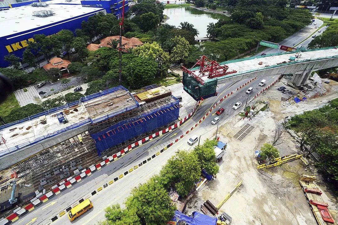 The construction of special span of MRT guideway near IPC Shopping Complex in progress.