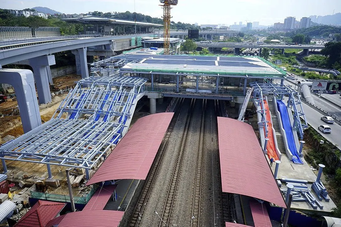The common concourse of the Sungai Buloh KTM Station (red roof) and the Sungai Buloh MRT Station (left) taking shape.