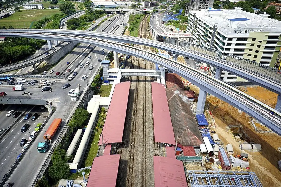View of the completed MRT guideway crossing over Jalan Kuala Selangor. 