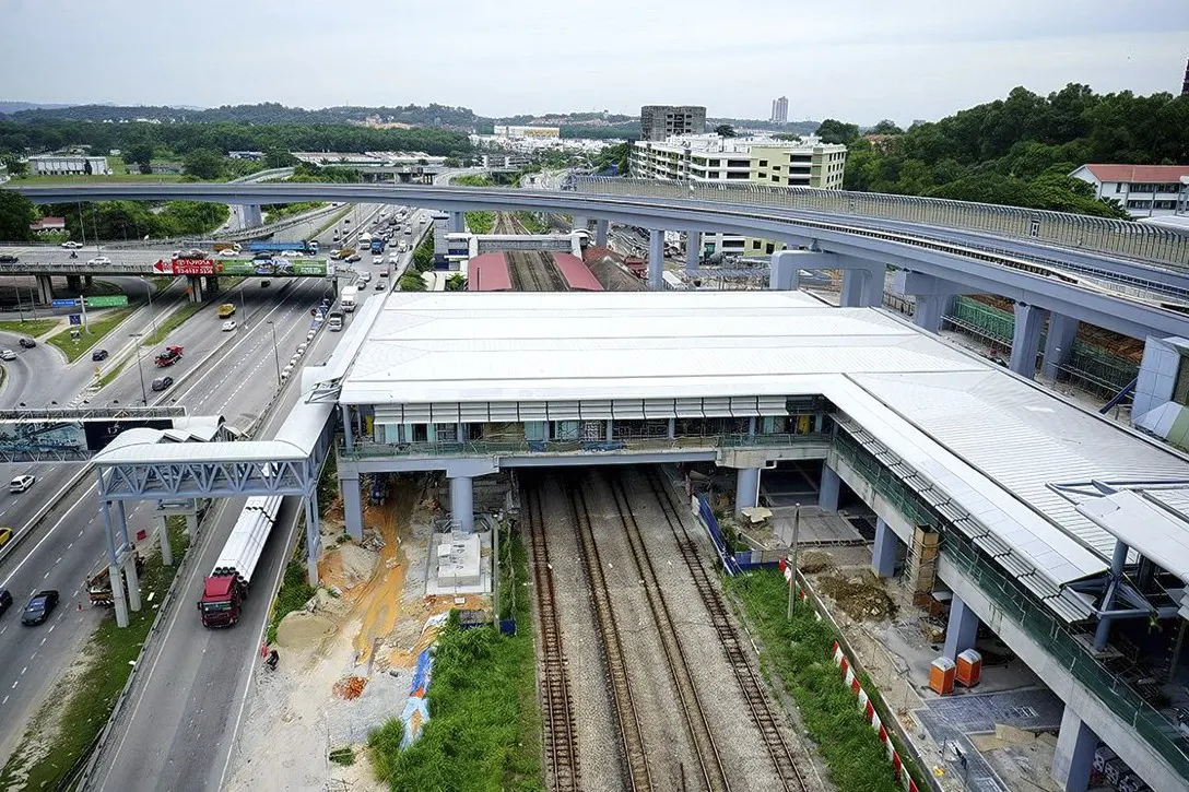 View of the completed common concourse linking both the Sungai Buloh MRT Station with the KTM Komuter Station
