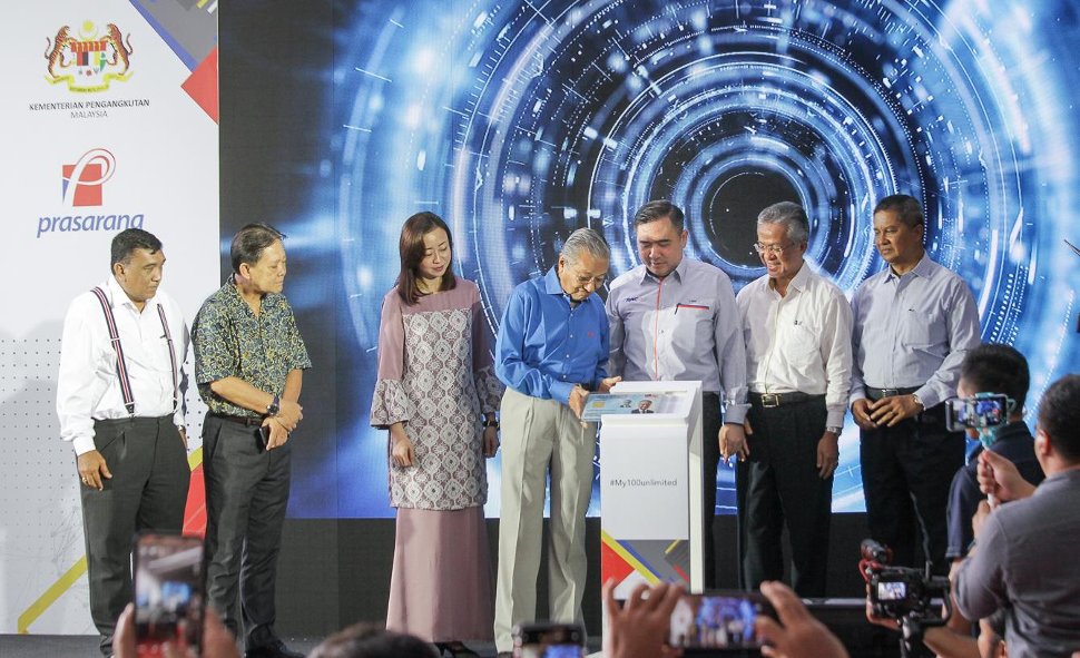 Prime Minister, Tun Mahathir together with the Transport Ministry officially launched the unlimited travel pass MY100 and MY50