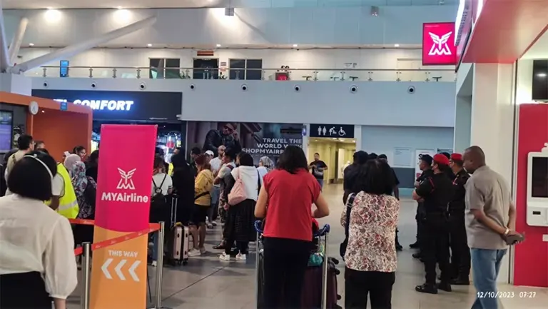 Hundreds of unsuspecting MYAirline passengers arrived at Kuala Lumpur International Airport Terminal 2 on Oct 12, 2023, to find closed check-in desks. (Photo: X/chocdean)