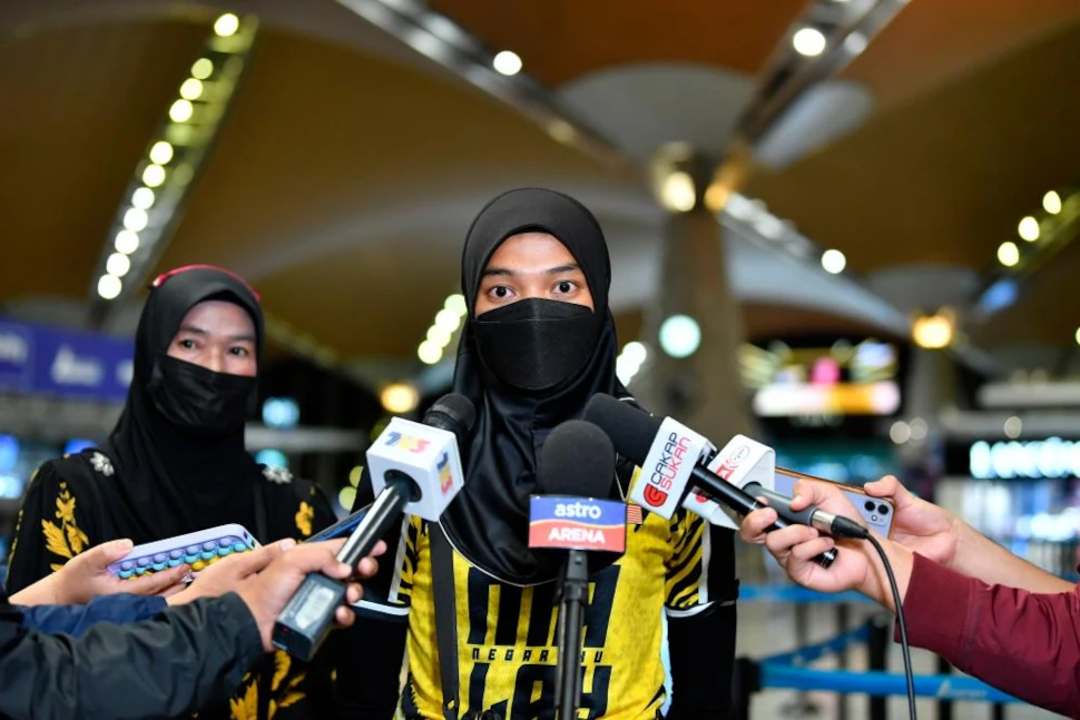 Malaysian professional women cyclist Siti Nur Alia Mansor in an interview with media practitioners before leaving for Spain at the Kuala Lumpur International Airport (KLIA) yesterday. BERNAMApix