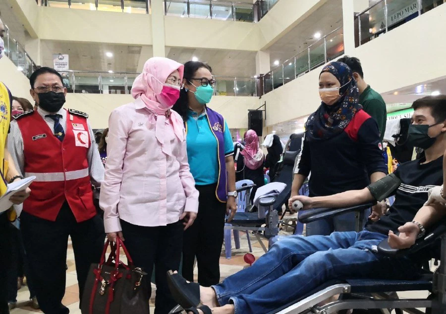 Sabah Health director Datuk Dr Rose Nani Mudin meeting with blood donors at the donation drive and healthcare carnival at Asia City Complex. -- Pic: OLIVIA MIWIL/NSTP