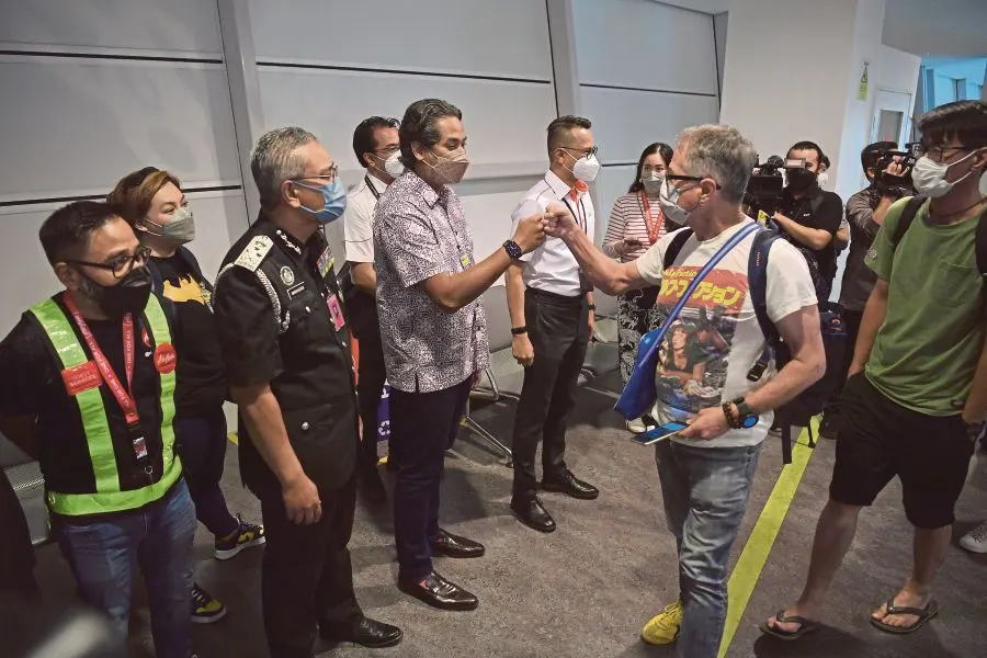 Health Minister Khairy Jamaluddin (centre) said to ensure a smooth and safe opening of the country’s borders, the ministry had made preparations in advance to welcome the arrival of travellers at the country’s main international entry points. - BERNAMA pic.