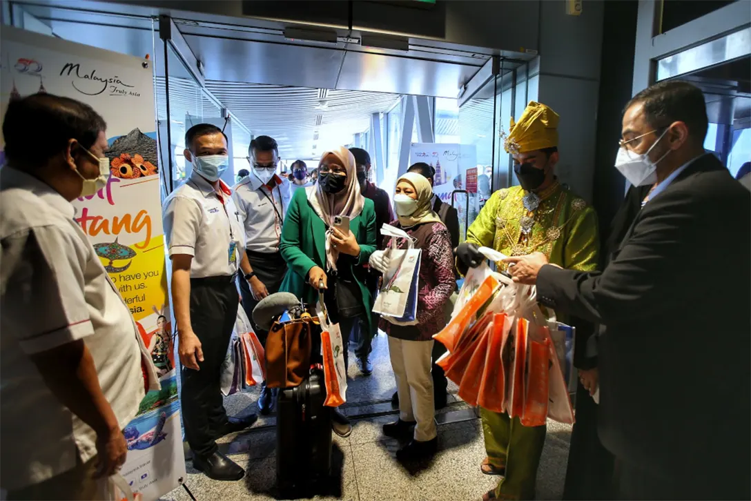 Travellers on arrival at Kuala Lumpur International Airport greeted by Tourism Minister Datuk Nancy Shukri, April 1, 2022. — Picture by Ahmad Zamzahuri