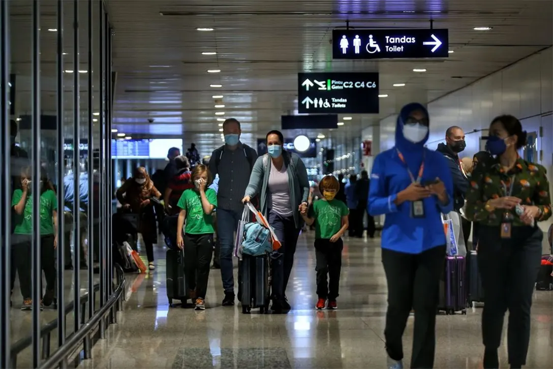 Travellers from abroad are pictured at the KLIA arrival hall in Sepang April 1, 2022. — Picture byAhmad Zamzahuri