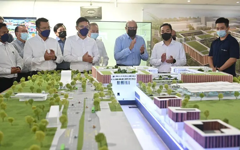 Johor menteri besar Onn Hafiz Ghazi (2nd from right) and Singapore transport minister S Iswaran attending a briefing on the Woodlands North portion of the Singapore-Johor Bahru Rapid Transit System. (Facebook pic)