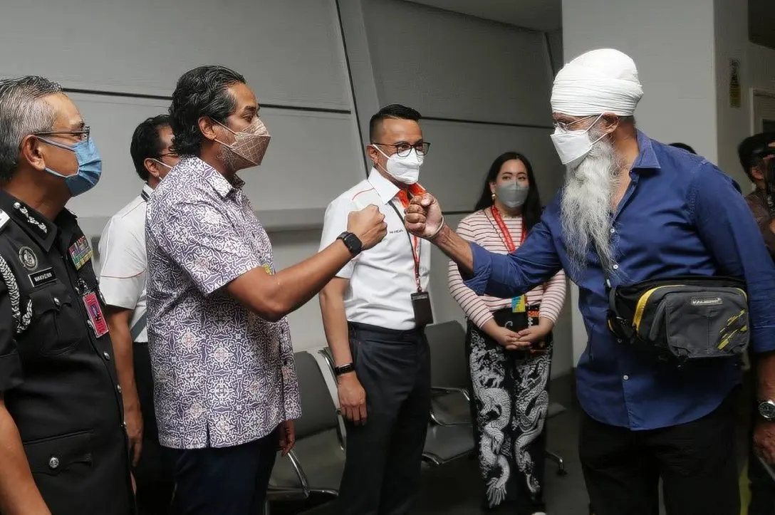 Health Minister Khairy Jamaluddin greets passengers from Singapore at KLIA2 April 1, 2022. — Picture by Choo Choy May.