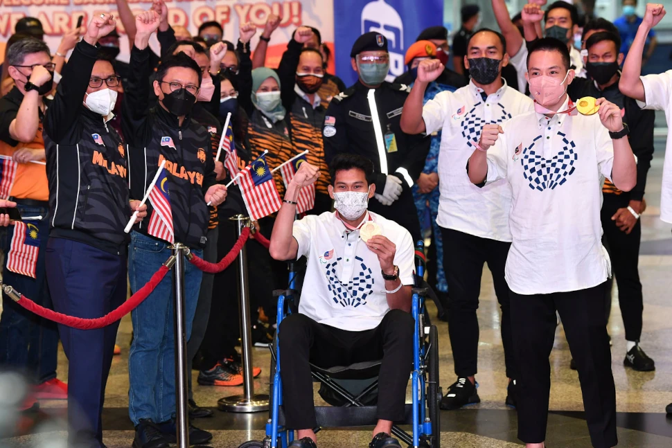 Gold medalists Abdul Latif Romly (T20 (intellectual impairment) men’s long jump) and Cheah Liek Hou (SU5 (physical impairment) men’s singles badminton) were among those who returned today. — Bernama photo