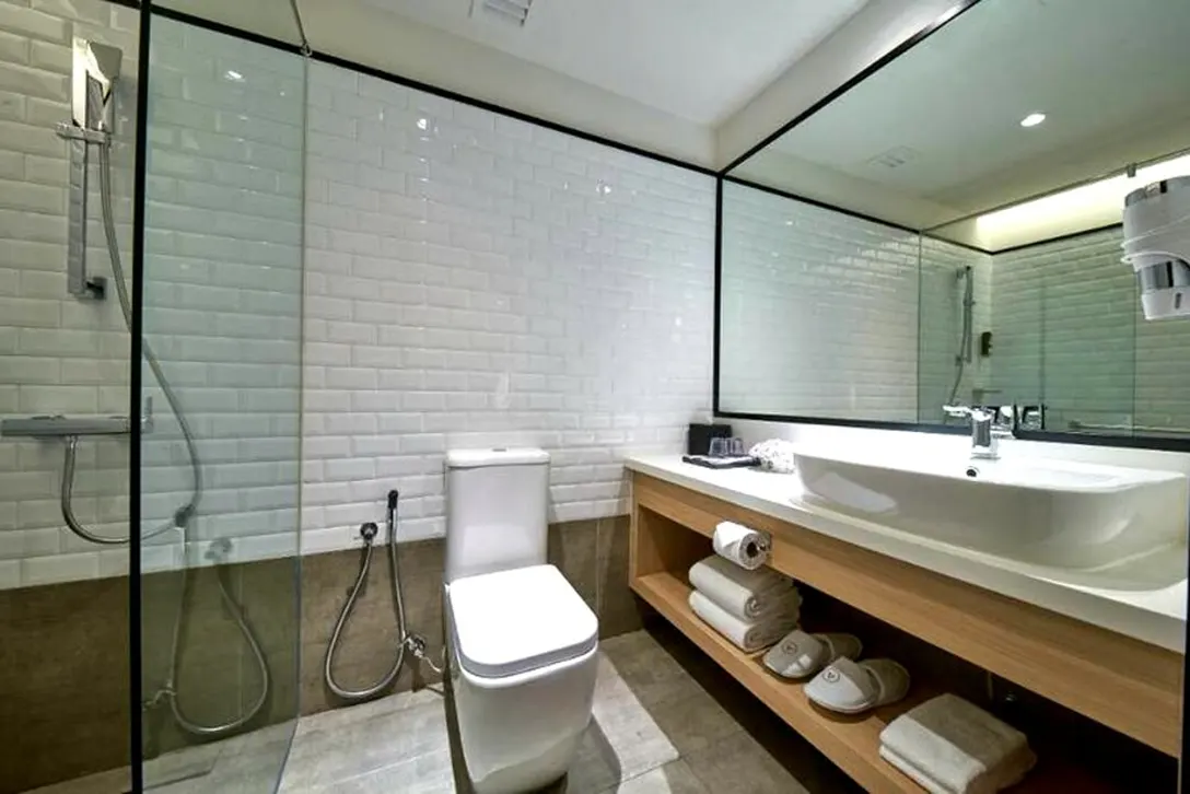 Spacious and clean washroom, Plaza Premium Lounge at klia2